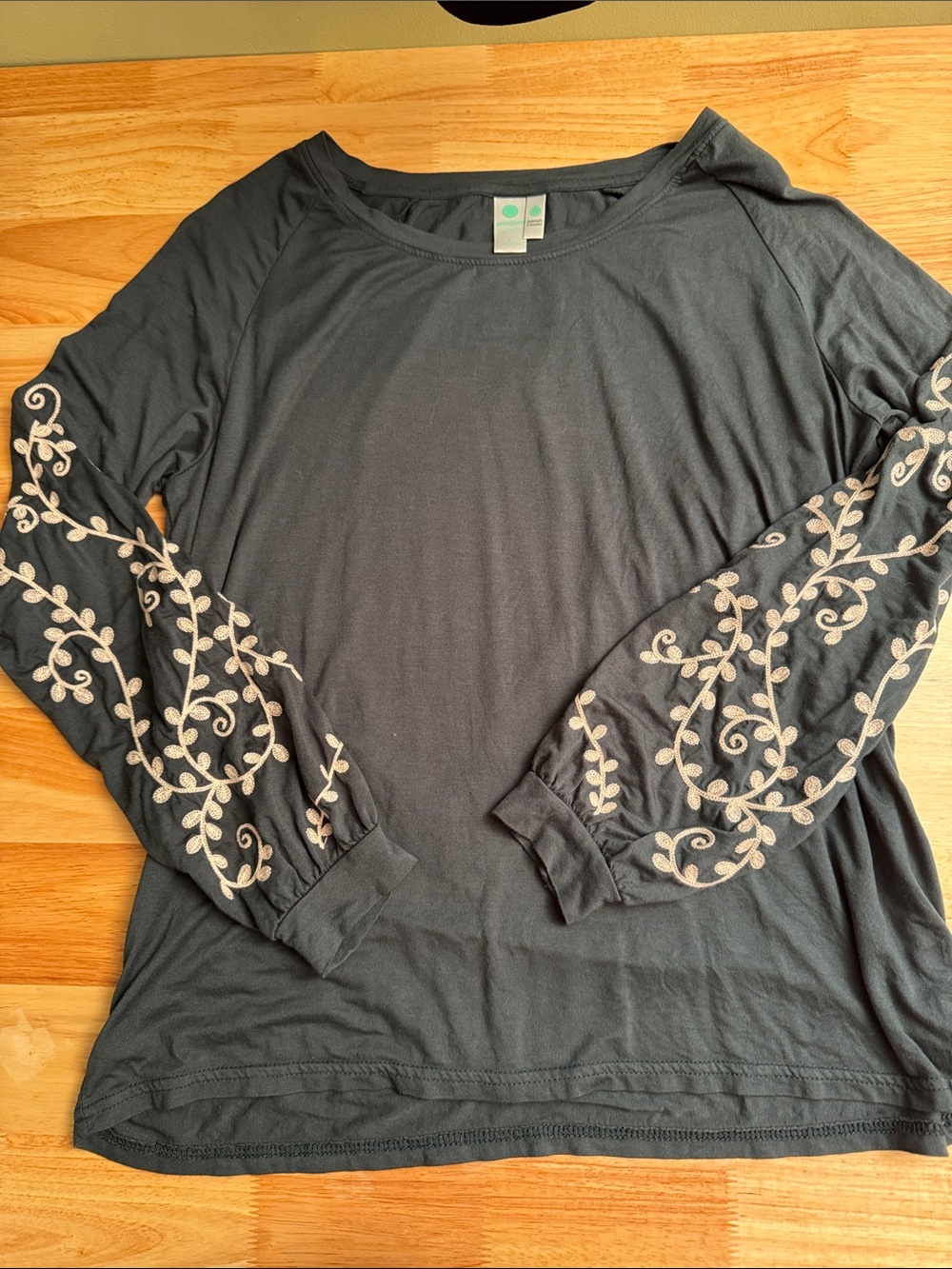 Aventura green Long-Sleeve Scoop Neck Top with Cream Embroidered Sleeves